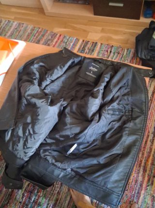 Chaqueta de cuero negra sin estrenar