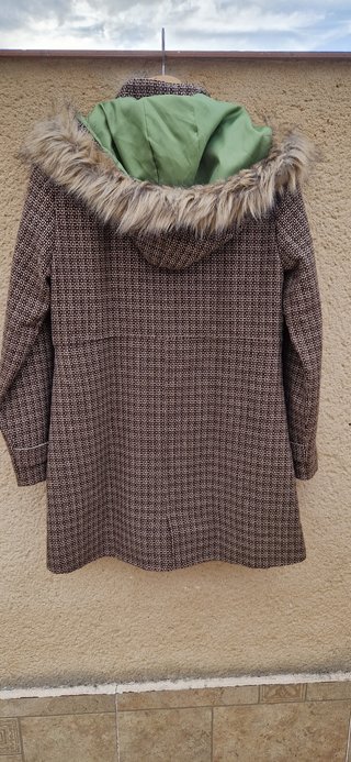 Trenca con capucha y pelo