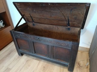 Baúl antiguo de madera maciza