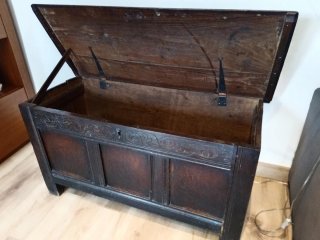 Baúl antiguo de madera maciza