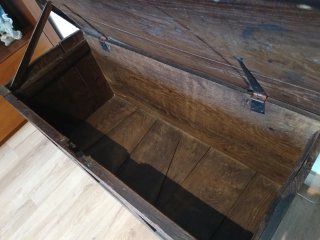 Baúl antiguo de madera maciza