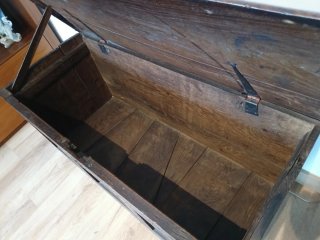 Baúl antiguo de madera maciza