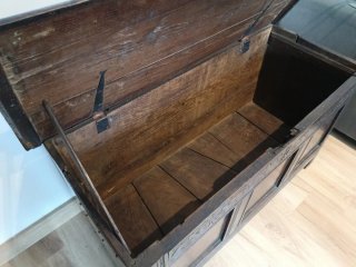 Baúl antiguo de madera maciza