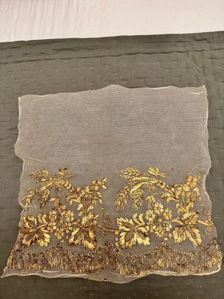 Tul bordado dorado