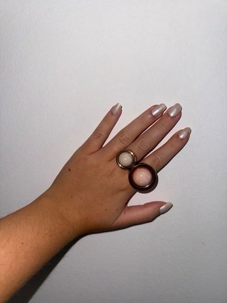 Anillos dorados con piedras rosas