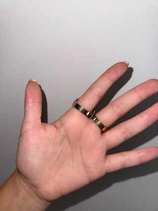 Anillos dorados con piedras rosas