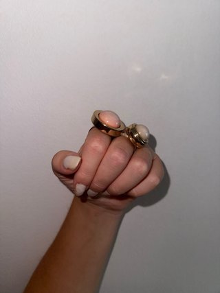Anillos dorados con piedras rosas