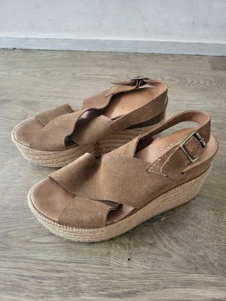 Sandalias cuña piel marrón