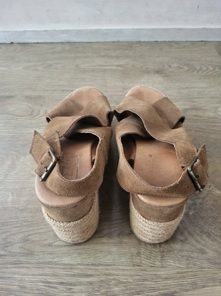 Sandalias cuña piel marrón