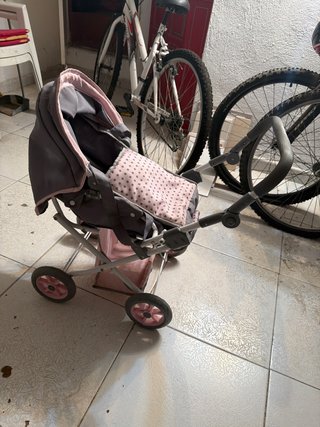 Carrito de muñecas rosa y gris