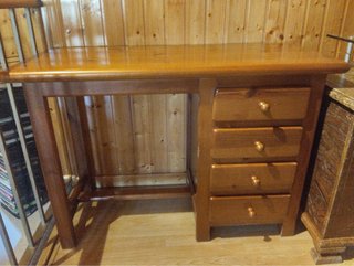 Escritorio de madera con cajones