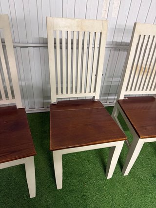 Juego de 4 sillas de madera