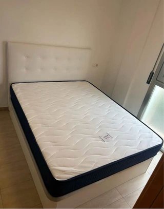 Base de cama tapizada y cabecero