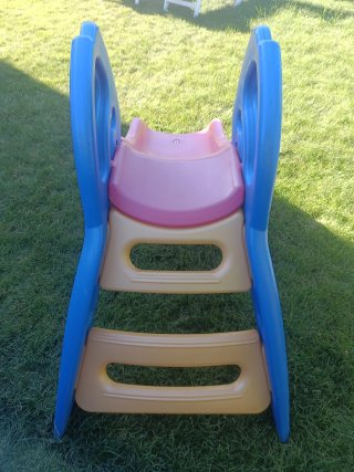 Tobogán infantil rojo y azul con escalera amarilla