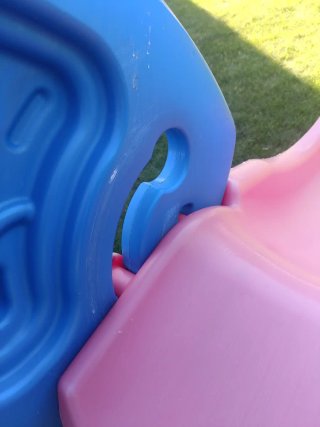 Tobogán infantil rojo y azul con escalera amarilla