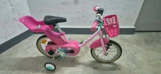 Bicicleta infantil rosa con cesta