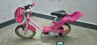 Bicicleta infantil rosa con cesta