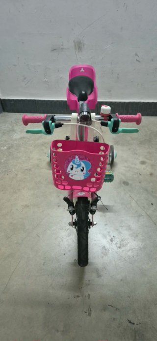 Bicicleta infantil rosa con cesta