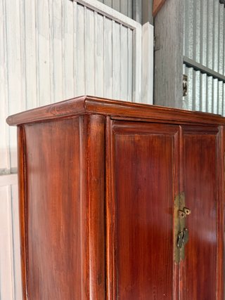 Armario antiguo oriental de madera