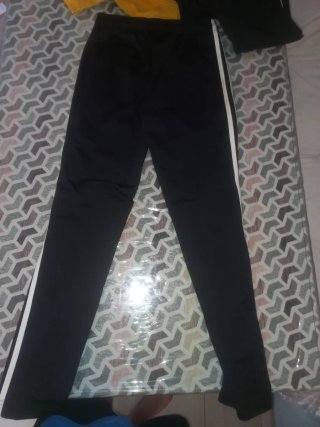 Pantalones Adidas negros con rayas blancas