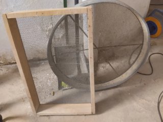 2 cribas/tamices de madera y metal