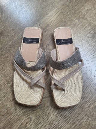 Sandalias Gaimo Planas Beige y Plateadas