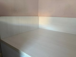Cama doble blanca y fucsia de madera