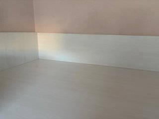 Cama doble blanca y fucsia de madera