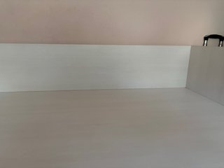 Cama doble blanca y fucsia de madera