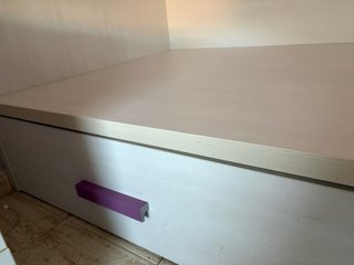 Cama doble blanca y fucsia de madera