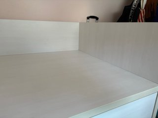 Cama doble blanca y fucsia de madera
