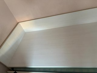 Cama doble blanca y fucsia de madera