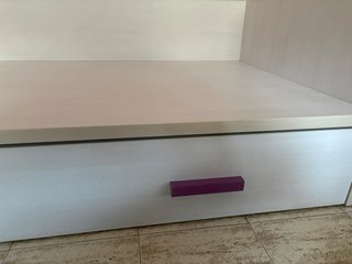 Cama doble blanca y fucsia de madera