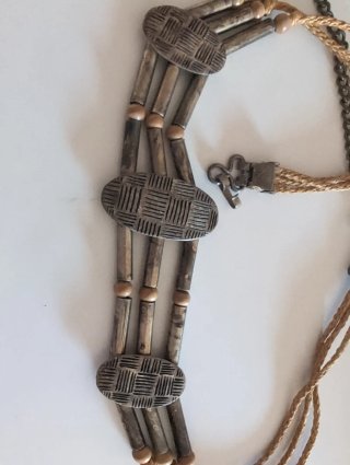 Cinturón étnico metálico y cuerdas