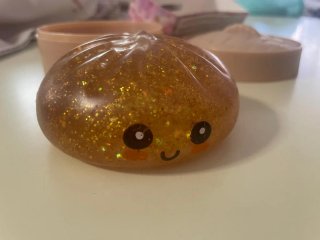 Dumpling Squishy Dorado para intercambiar o vender