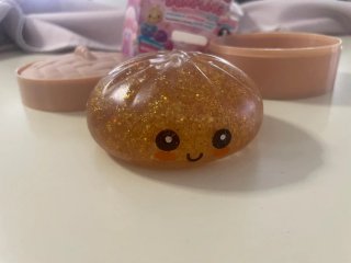 Dumpling Squishy Dorado para intercambiar o vender