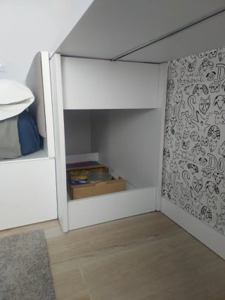 Cama nido con escritorio y almacenaje.