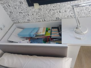 Cama nido con escritorio y almacenaje.