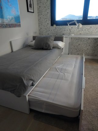 Cama nido con escritorio y almacenaje.
