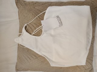 Top Bershka blanco tirantes
