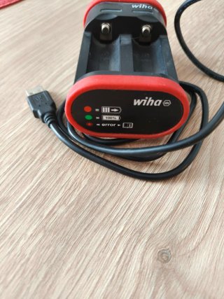 Cargador USB Wiha para baterías