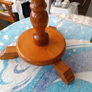 Mesa auxiliar de madera redonda