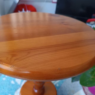 Mesa auxiliar de madera redonda