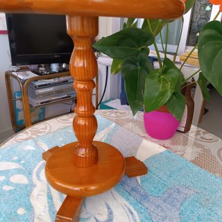 Mesa auxiliar de madera redonda