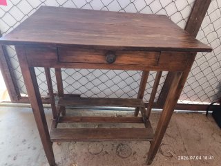 Mesa de madera con cajón