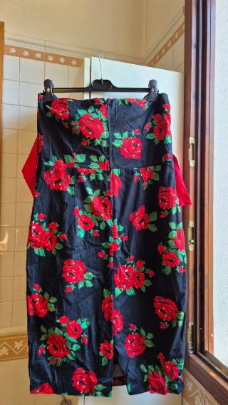 Abito rosso e nero con rose