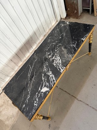 Mesa de centro de mármol y metal