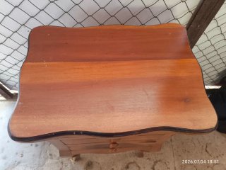 Mesa auxiliar / Mesilla de noche de madera