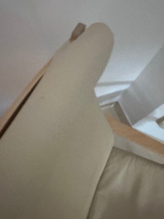 Sillón de cuero beige y madera