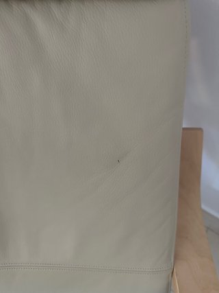 Sillón de cuero beige y madera